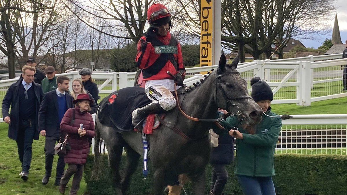 A winner for @lucy_wadham @Sandownpark after Pretending opens her account over hurdles under @tomcannon2