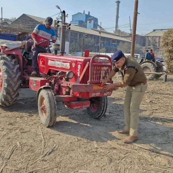 haridwarpolice's tweet image. कोहरे के चलते होने वाली वाहन दुर्घटनाओं को रोकने के लिए हरिद्वार पुलिस ने उठाया महत्वपूर्ण कदम

वाहन दुर्घटनाओं को रोकने में रिफ्लेक्टर टेप निभाएगा अहम भूमिका

@uttarakhandcops   #TrafficManagement #precautions #sefety #seftyfirst