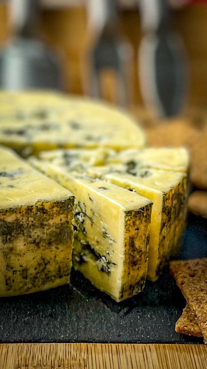 MrKeithMahon's tweet photo. Thank you so much @CashelBlue for this delicious gift. Pop over to their page, as they have some gorgeous gift ideas 🎄👌
#gift #cashelblue #cashelfarmhousecheese #irishfood #loveirishfood #irishfoodproducers #irishcheese https://t.co/nLN2EghvWw