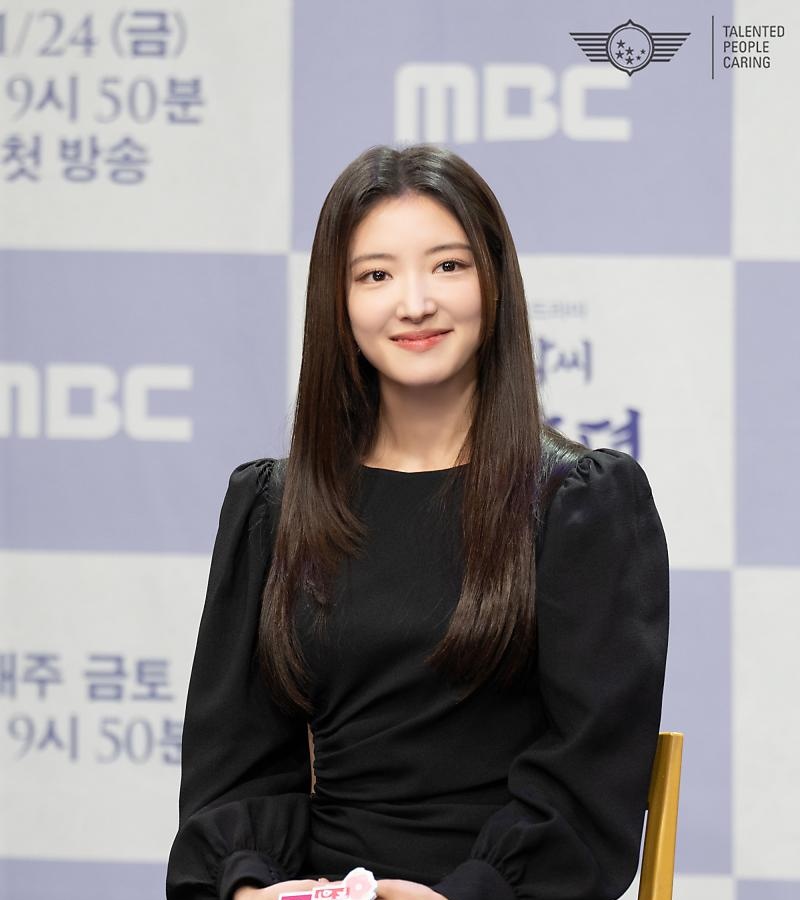 leeseyuong's tweet image. Arabel dan Nasha memasuki venue acara dengan anggun sambil tersenyum manis. Arabel kemudian menyapa para tamu.

"Selamat malam! Selamat datang di acara pernikahan Maheswara dan Giofanny. Saya Arabel dan rekan saya, Nasha akan memandu acara pada malam hari ini.”

#TheJourneyofMaNy