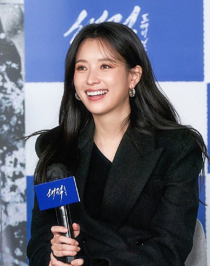 leeseyuong's tweet image. Arabel dan Nasha memasuki venue acara dengan anggun sambil tersenyum manis. Arabel kemudian menyapa para tamu.

"Selamat malam! Selamat datang di acara pernikahan Maheswara dan Giofanny. Saya Arabel dan rekan saya, Nasha akan memandu acara pada malam hari ini.”

#TheJourneyofMaNy