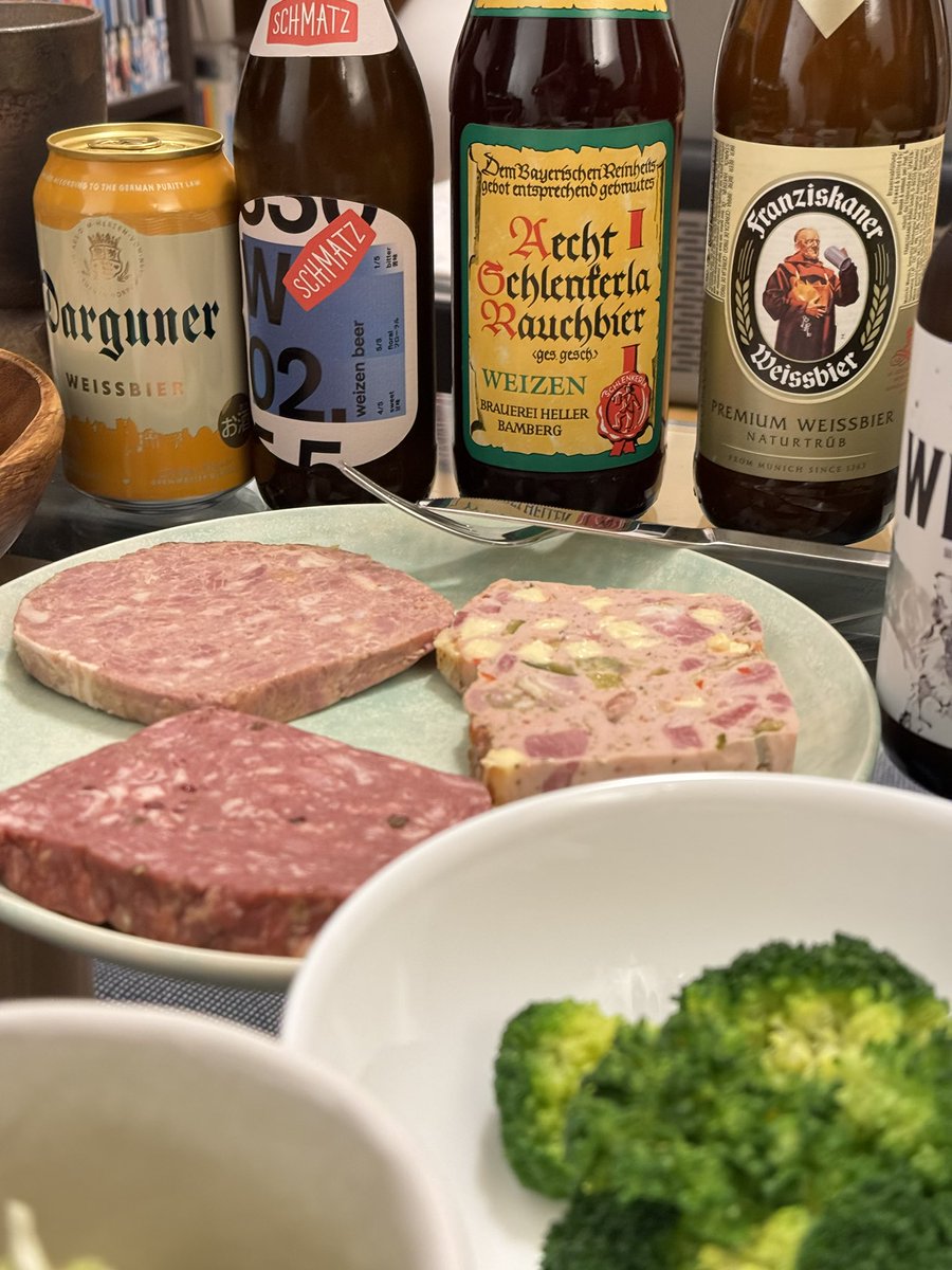 pinkumaCX30's tweet photo. 最近あんまりツイート出来てないので飯ツイw

ヴァイツェンが飲みたいねって話になってその辺ほっつき歩いてヴァイツェン集めしてきました（一本国産なのは内緒だ）

これから飲みます
楽しみ！ https://t.co/INiPHx4vBB