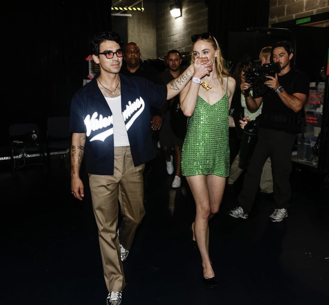 SCKapimi20's tweet photo. Posting this in August and then being seen with someone else just THREE MONTHS LATER is just cynical and wild! She’s a vile woman, so disgusting 🤮 

#sophieturner #joejonas https://t.co/7qpAbZqK3L