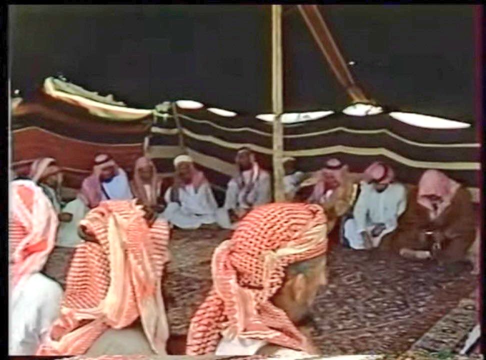 qawafi_142's tweet photo. #منقول
نورة التميمي… صاحبة مقولة:
(اقلطوا على حلال الذي إذا غاب وصَّى وإذا حضر تقصَّى)
زوجة  (زيد الخشيم الخالدي).
وتعود القصة إلى زمن الأمير فيصل بن تركي آل سعود (الدولة السعودية الثانية) حيث كان الأمير جالساً في مجلسه الكبير وعنده الكثير، من الشعراء وكبار التجار، ومن هؤلاء التجار رجل (عنزي) قد عاد من رحلة سفر طويلة مع قافلة يقودها بنفسه من ثلاثمائة رجل،
فقال الأمير فيصل للتاجر العنزي: حدثنا عن أغرب شيء شاهدته في سفرتك الطويلة 
فقال التاجر: أغرب ماصادفني أني أقبلت على مدينة وفيها قصر كبير فخم وقابلني رجل مبتسم ، فرحب بي وسلم علي وعيناه تضحكان، ثم قال تفضلوا أنتم ضيوفي
أدخلوا قصري، أنتم مدعوون على العشاء… ونحن ثلاثمئة رجل
فبصراحة كنا مرهقين من السفر والرجل دعانا فدخلنا، نحن وجمالنا، فاستقبلنا الخدم وأدخلونا في المجالس والحوش ، فامتلأت
وجلسنا كلنا، ومرت ساعتان والخدم يدورون علينا بالقهوة ، وبعد ثلاث أو أربع ساع��ت وضعوا لنا العشاء في بساط طويل جداً وكرمٍ رهيب، ثم وقفت في مدخل المجلس (إمرأة) متغطية بالكامل ورحبت بنا، وقالت :
يا هلا والله ثم هلا، من الصمان إلى الدهنا
(أقلطوا على حلال الذي إذا غاب وصَّى) وإذا حضر تقصَّى
فتعجبنا كيف ترحب بنا إمرأة على العشاء وأين صاحب البيت الذي عزمنا؟؟
فوقفت وسألتها: أين صاحب الدار الذي عزمنا وأقسم علينا.؟!
فقالت: صاحب البيت مسافر وأنتم ضيوفه وإكرامكم واجب  وحياكم الله…
ثم ذهبت، فعرفت أن الذي عزمنا ليس صاحب البيت بل رجل حاقد يريد إحراج صاحب المنزل بدعوة هذا العدد الهائل من الرجال لبيته دون إستعدادٍ مسبق..!!! 
ولكن الزوجة كانت نعم الزوجة
��أيتها قد أدارت المنزل، وطلبت من الخدم فذبحوا وطبخوا وقدموا لنا خير عشاء
وودّعناهم ونحن محرجون بصراحة، وهذا أغرب ما مرّ علينا بسفرتنا..!!
فقال الأمير فيصل: ولمن كان ذلك القصر
فقال العنزي القصر لزيد الخشيم الخالدي
فأشار الأمير إلى أحد ��لرجال الجالسين على يمينه، وقال هذا هو زيد الخشيم الخالدي، وهنا تعانق الرجلان
وهذا الشخص الحاقد الذي دبّر هذا المقلب أراد الإساءة لصاحب القصر، و لكن هذه الحادثة خلدت سيرة (زيد الخالدي) وزوجته (نورة التميمي)، وصارت كلمة نورة التميمي
(اقلطوا على حلال الذي إذا غاب وصَّى وإذا حضر تقصَّى)
كلمات (خالدة عند العرب) تقال في أرقى المناسبات والاجتماعات، وخلّدت هذه الحادثة أسماء أصحابها فسبحان الله
عَدوّهم أراد الإساءة لهم، فخلد ذكرهم بسببه
الفائدة:
الحاسد قد يصنع لك مجداً لم تكن تتوقعه