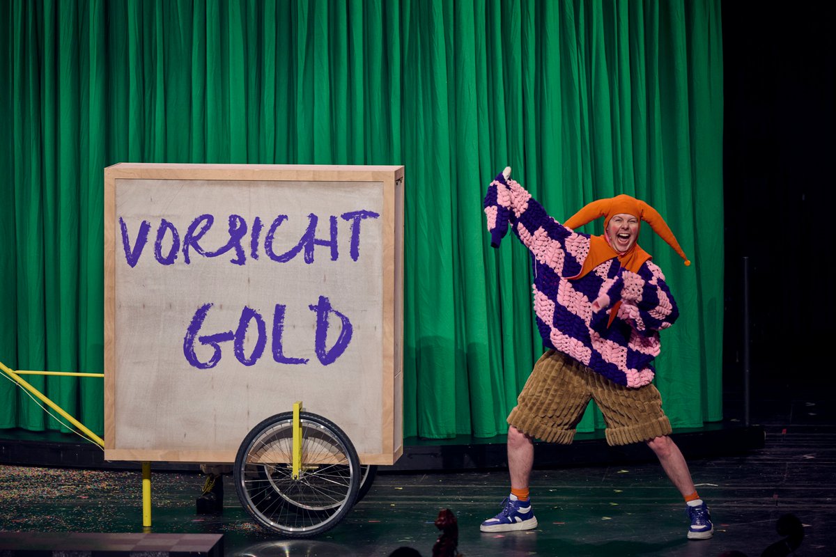 oper_stuttgart's tweet photo. Jasper ist Kasper! Jasper Leever übernimmt in dieser Saison die Rolle des Kasperl in „Der Räuber Hotzenplotz“ – heute bereits zum dritten Mal! #StgtHotzenplotz https://t.co/4OhEgRdfyB