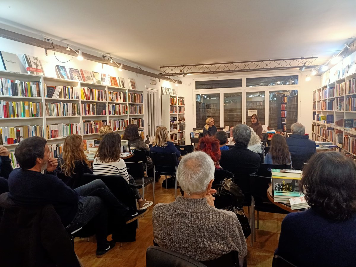 Nollegiu's tweet photo. Ahir a la Nollegiu Mediterrània de Palafrugell va venir @mememascaro a parlar de CAURE AL BUIT publicat per #lamagrana @penguinllibres https://t.co/9CcE0ZY3j4