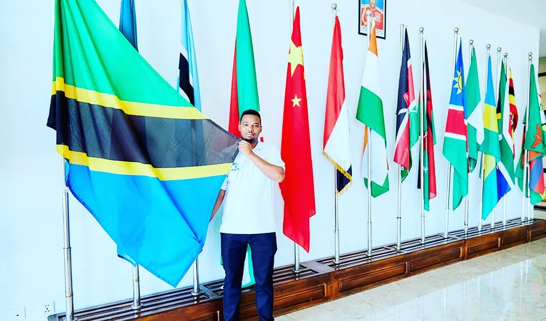 venance_temu's tweet photo. The person Vs.      The Flag
❤🇹🇿
#SikuYaUhuru #TanzaniaIndepenceDay https://t.co/S0yUHSBeMQ
