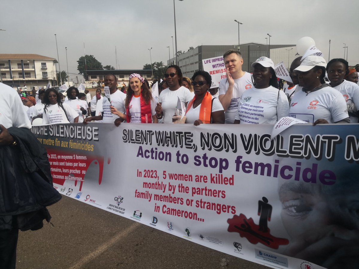 DataGender237's tweet image. Avec le #Gtoc,  une centaine d'organisations de lutte contre les violences faites aux femmes à pris part à la #marche_blanche_silencieuse pour dire #stop aux féminicides.