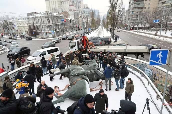 c0mmand0_2022's tweet photo. 🇺🇦
Nhà chức trách ở #Kyiv đã bắt đầu dỡ bỏ bức tượng của chỉ huy Hồng quân Mykola Shchors.
Shchors là một người cộng sản Ukraina đã chiến đấu cùng Hồng quân Liên Xô trong Chiến tranh giành độc lập Ukraina sau Cách mạng Nga năm 1917.
#Ukraine #Shchors
#Russia #RedArmy #Soviet
#UkraineRussiaWar️️ #RussiaUkraineWar