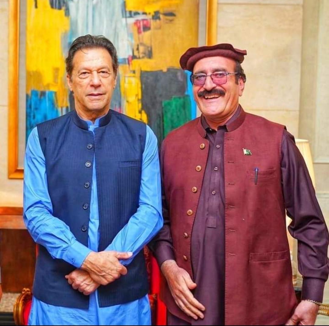 AnwarZebKhanBjr's tweet photo. سابق صوبائی وزیر انورزیب خان کو باجوڑ پولیس نے گرفتار کر لیا،
قصور صرف یہ ہے کہ اپنے ہجرے میں کنونشن کیوں کیا اور @ImranKhanPTI کے ساتھ کیوں کھڑے ہوں۔
ہم ڈٹ کر حالات کا مقابلہ کرینگے اور عمران خان کے ساتھ وفا نبھائینگے۔
@PTIofficial https://t.co/S3tgg8wiQL