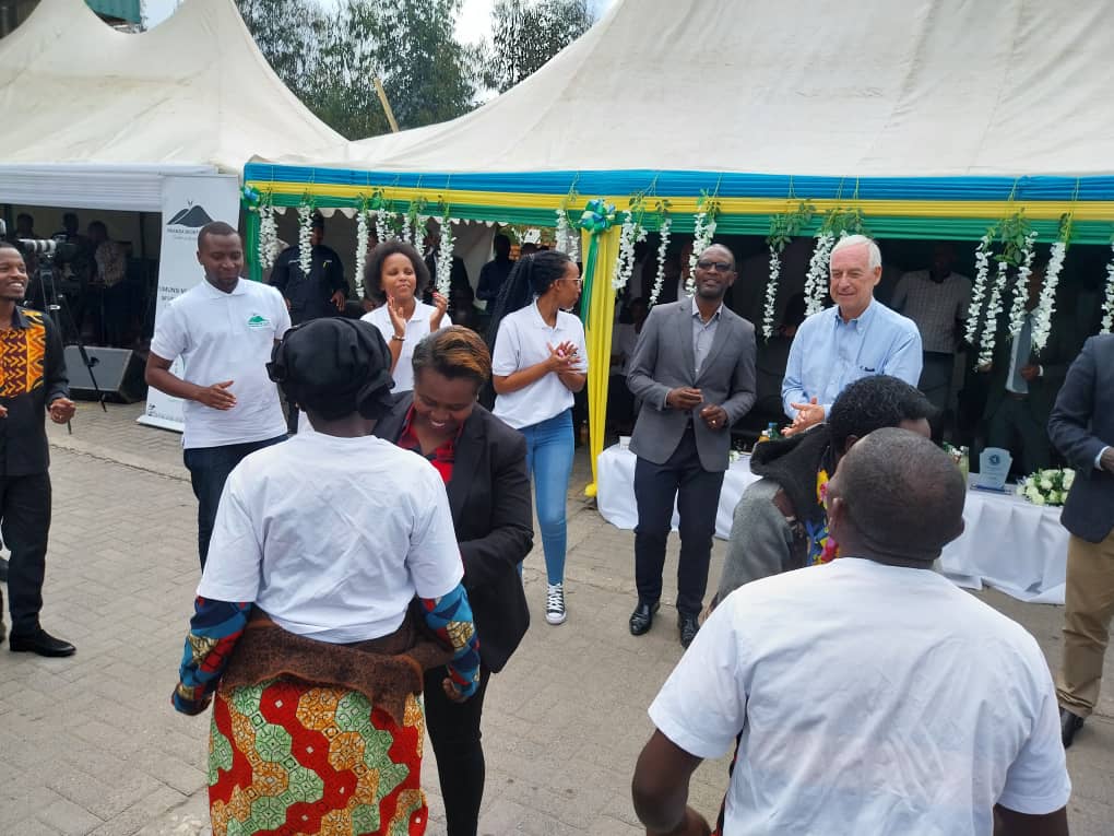 NyabihuDistrict's tweet photo. Umunsi ngarukamwaka w'umuhinzi w'icyayi n'umusoromyi ufite insanganyamatsiko igira iti " Uruhare rw'umuhinzi n'umusoromyi w'icyayi mu iterambere ry'ubukungu n'iterambere ry'Igihugu" wizihirijwe ku ruganda rw'icyayi rwa Nyabihu, witabirwa na V/MSA, @SimpenzweP. https://t.co/kWpcQyBKxg