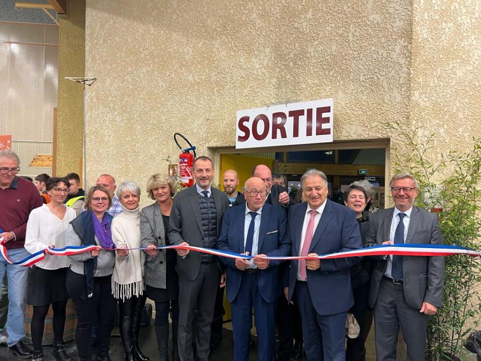 Prefecture42's tweet photo. 🎉 Inauguration de la 100ème édition du Marché aux vins de #Chavanay en présence d'Alexandre Rochatte, préfet de la Loire.
➡️ Jusqu'à lundi, venez à la rencontre de plus de 50 vignerons et dégustez leurs vins d’exception en Vallée du Rhône septentrionale. https://t.co/MHTOV2A0xG