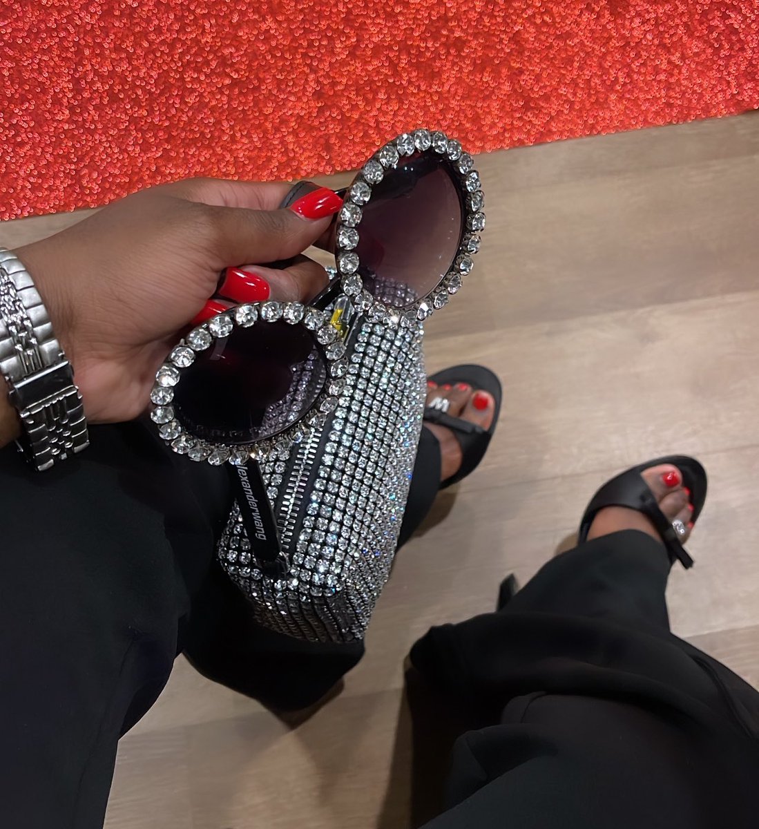 LuxeriousLaya's tweet image. December 8th Dump❤️🖤💛
Follow me on IG @luxeriouslaya for pic deets😘🩶
.
.
.
#wimb #wimp #botd #bagspill #whatsinmybag #whatsinmypurse #bagoftheday #bagaesthetic #softgirlaesthetic #softgirl 🤍