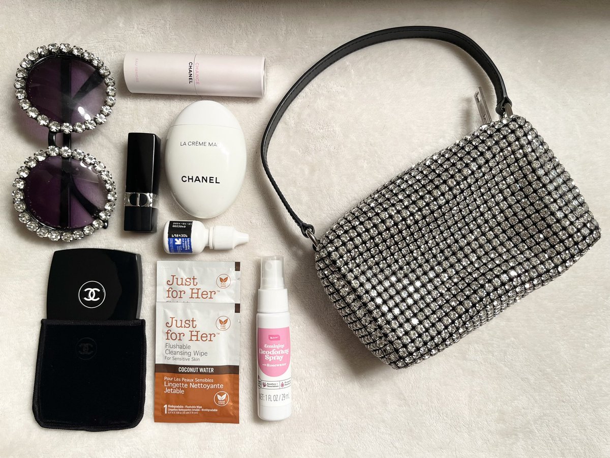 LuxeriousLaya's tweet image. December 8th Dump❤️🖤💛
Follow me on IG @luxeriouslaya for pic deets😘🩶
.
.
.
#wimb #wimp #botd #bagspill #whatsinmybag #whatsinmypurse #bagoftheday #bagaesthetic #softgirlaesthetic #softgirl 🤍