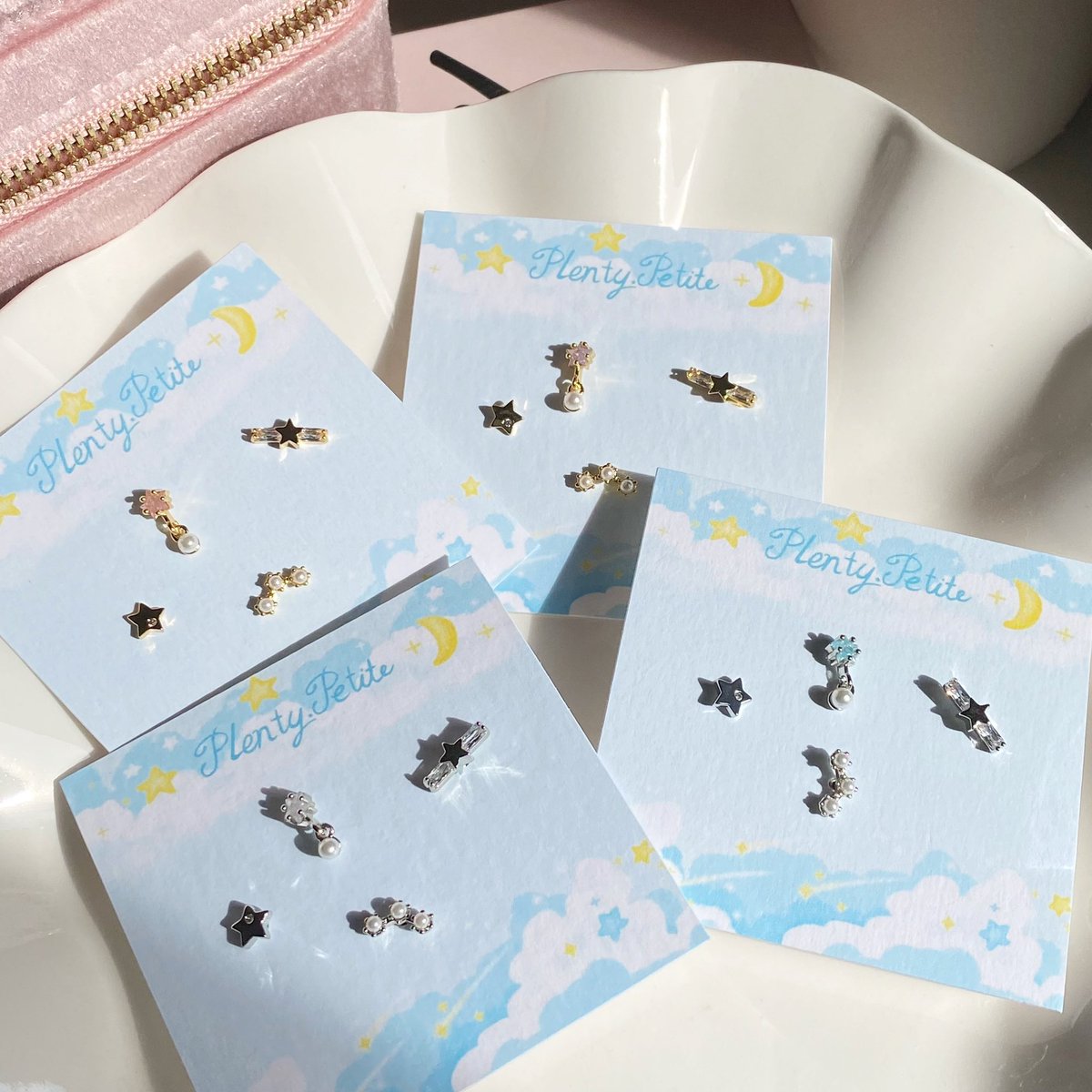 ifeelsopeach's tweet photo. ใครชอบใส่เครื่องประดับ พีชอยากแนะนำร้าน plenty petite 🌼🌷 น่ารักทั้งร้าน มีทั้งสร้อย ต่างหู แหวน ครบจบในร้านเดียว ช่วงสิ้นปีมีปล่อยคอลใหม่ๆออกมาเพียบ 📦🍊 ซื้อให้เป็นของขวัญก็น่ารัก  ˙ ͜ʟ˙ 🖐🏻 https://t.co/lP8GlASBRx