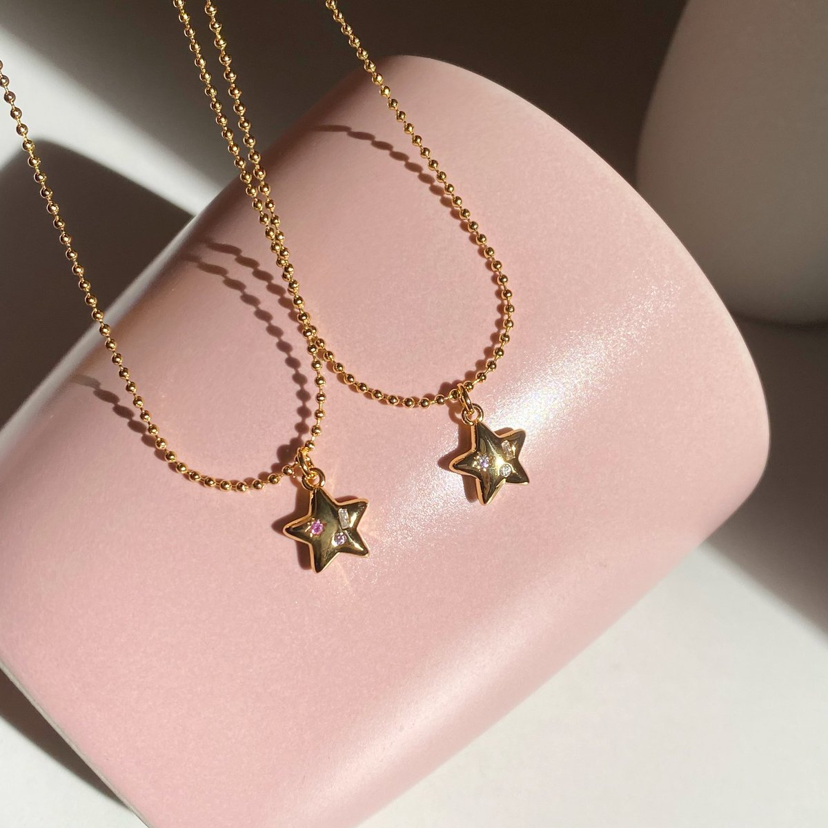 ifeelsopeach's tweet photo. ใครชอบใส่เครื่องประดับ พีชอยากแนะนำร้าน plenty petite 🌼🌷 น่ารักทั้งร้าน มีทั้งสร้อย ต่างหู แหวน ครบจบในร้านเดียว ช่วงสิ้นปีมีปล่อยคอลใหม่ๆออกมาเพียบ 📦🍊 ซื้อให้เป็นของขวัญก็น่ารัก  ˙ ͜ʟ˙ 🖐🏻 https://t.co/lP8GlASBRx