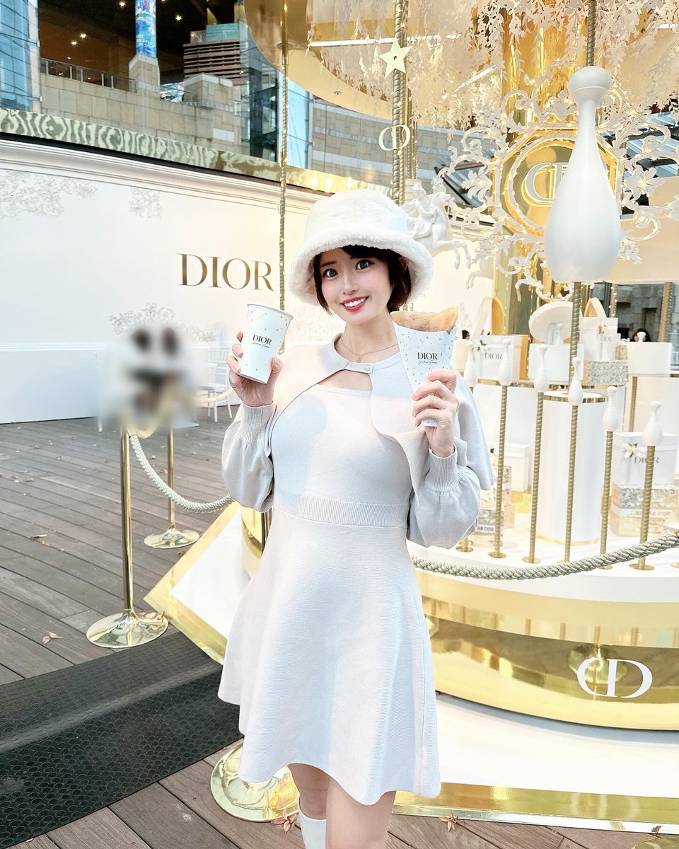 rainbow__0126's tweet photo. ディオールのポップアップ
キラキラしてて楽しかったな🎠🌟

#ガーデンオブドリームズ #diorポップアップ　#ディオールポップアップ　#六本木ヒルズ　#六本木ヒルズアリーナ　#ディオールカフェ　#ディオールコスメ　#ホワイトコーデ　#グレイル　#六本木 https://t.co/ndaN8IhMrX