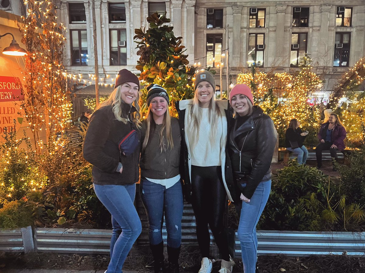 Moonpieahh's tweet photo. Christmas village with the best ✨❤️🎄 https://t.co/LkMx9Aouvx
