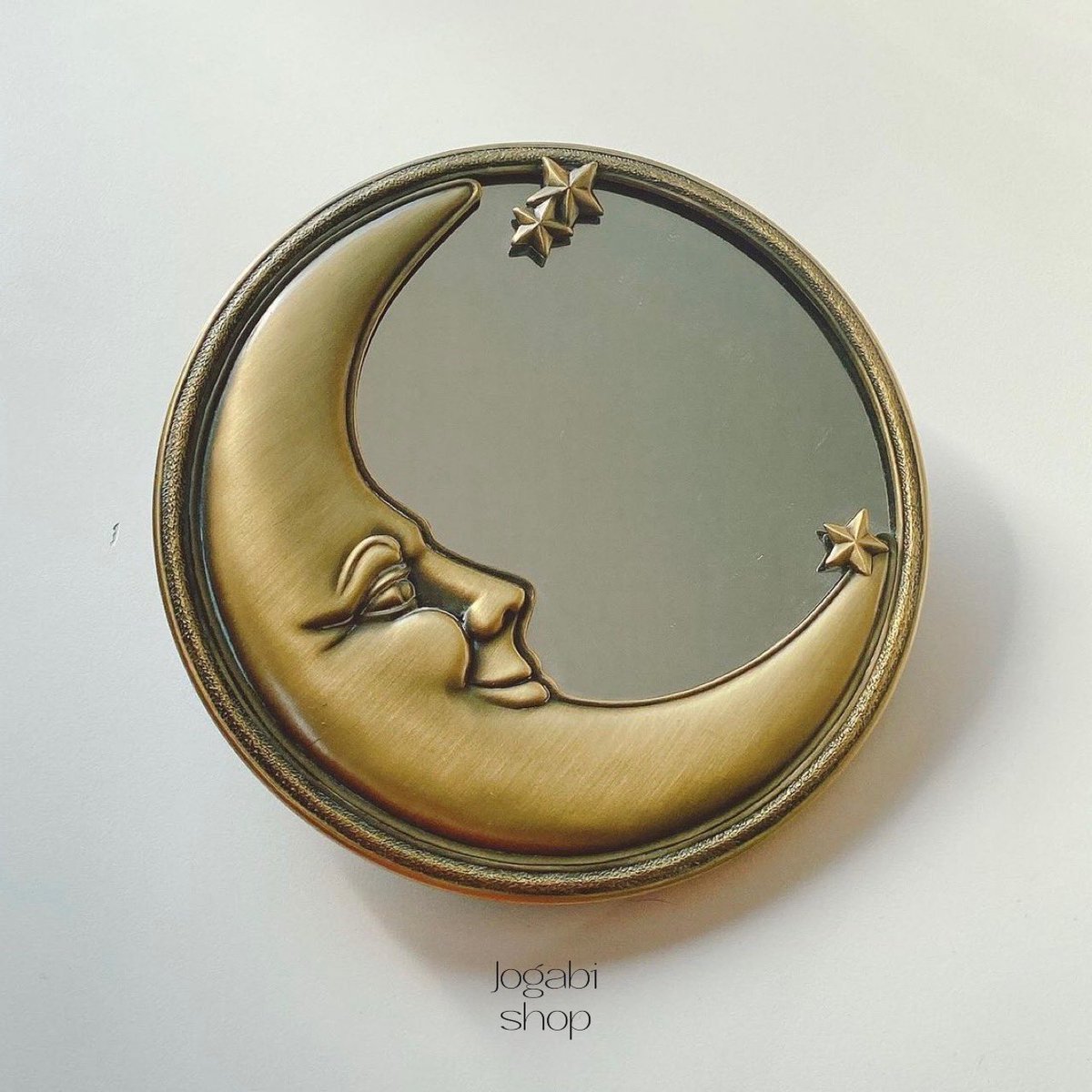 jogabishop's tweet photo. 브라스 달모양 거울입니다
벽에 걸 수 있는 제품이에요 🌜

.
*size - 지름 15cm
.
1점 입고 되었습니다
구매 및 문의는 디엠으로 해주세요 https://t.co/nC2rEzgO5p