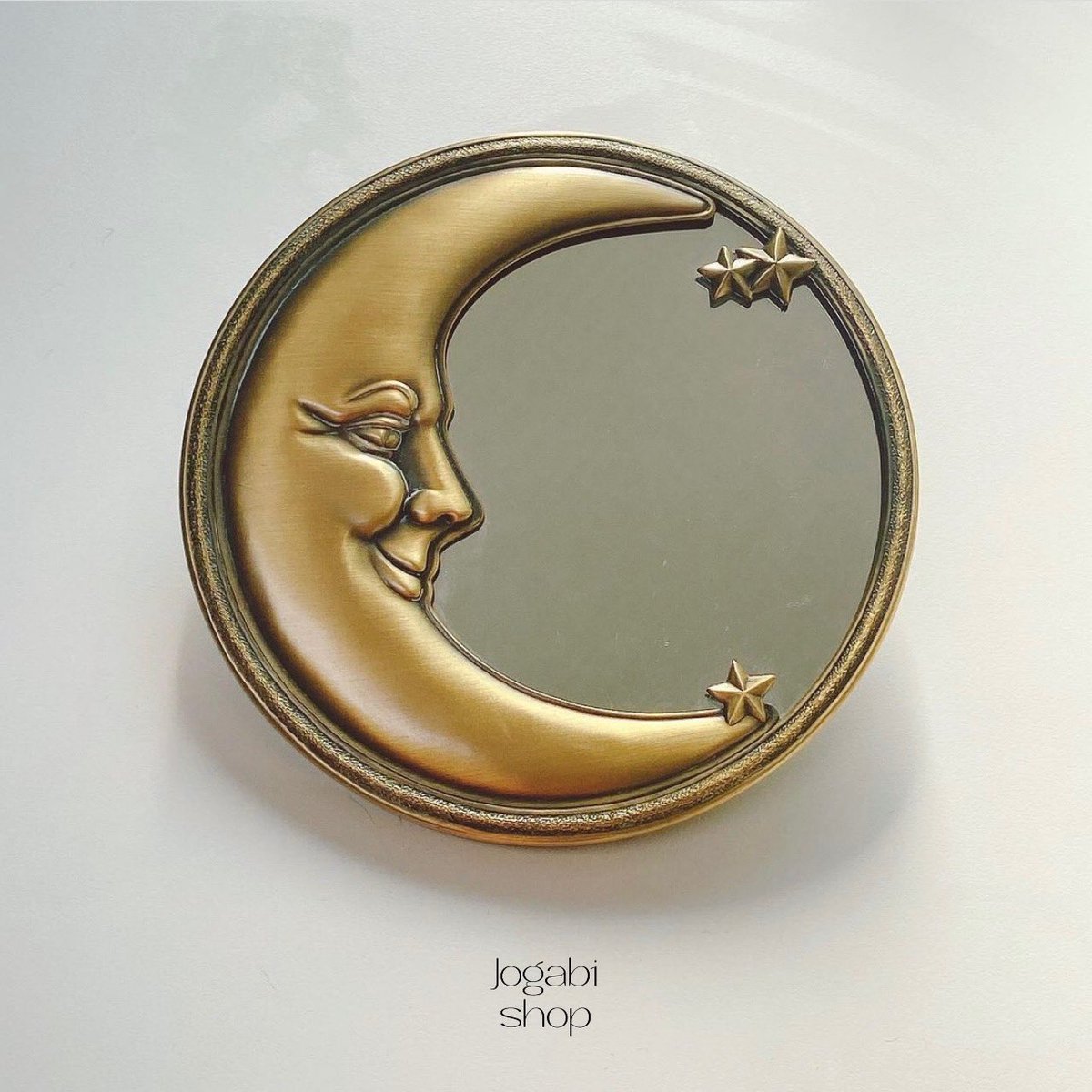 jogabishop's tweet photo. 브라스 달모양 거울입니다
벽에 걸 수 있는 제품이에요 🌜

.
*size - 지름 15cm
.
1점 입고 되었습니다
구매 및 문의는 디엠으로 해주세요 https://t.co/nC2rEzgO5p