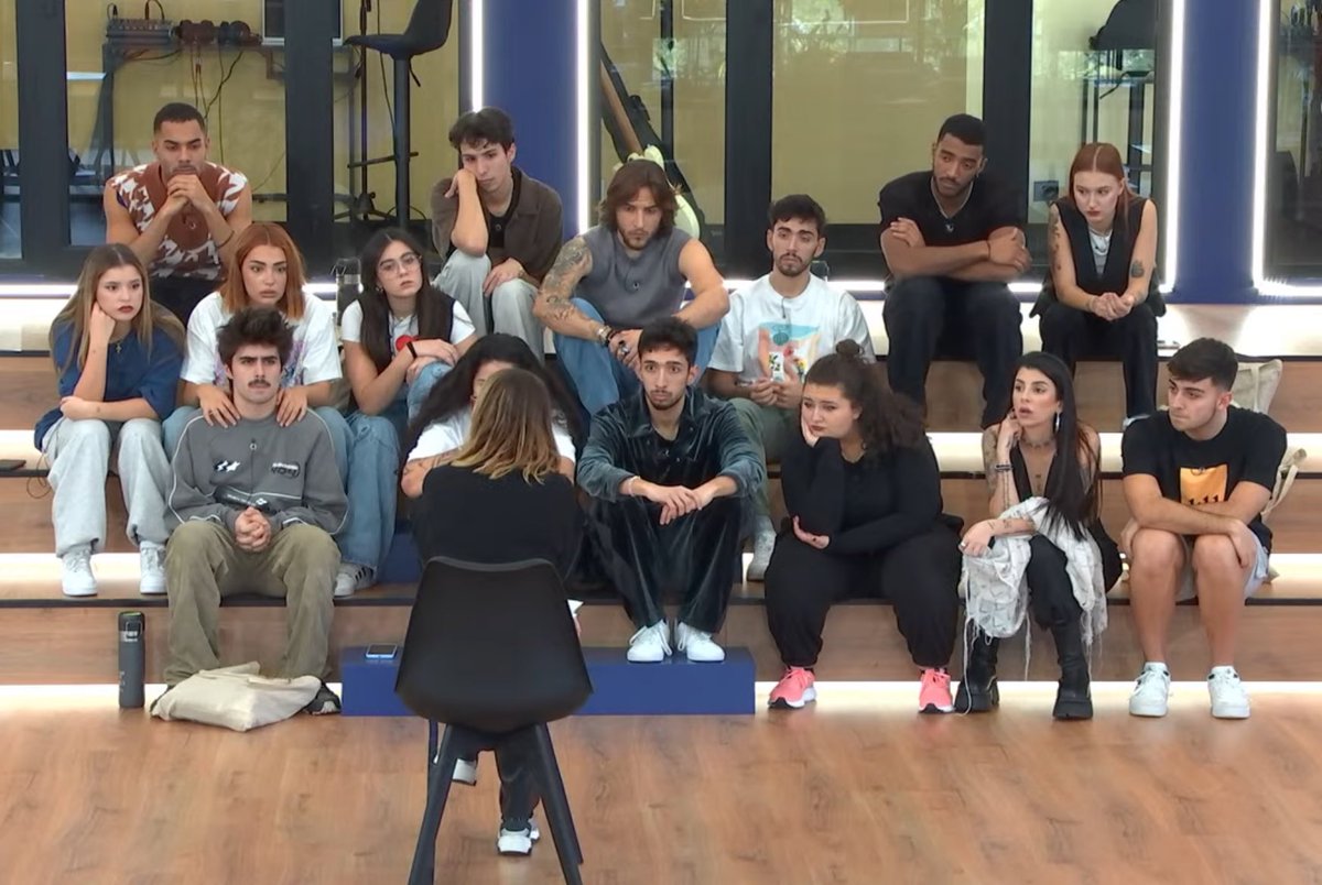 Noemi: "a veces os veo y me tiráis para atrás"

Todo twitter somos noemi con más del 50% de la academia

#OTDirecto9D