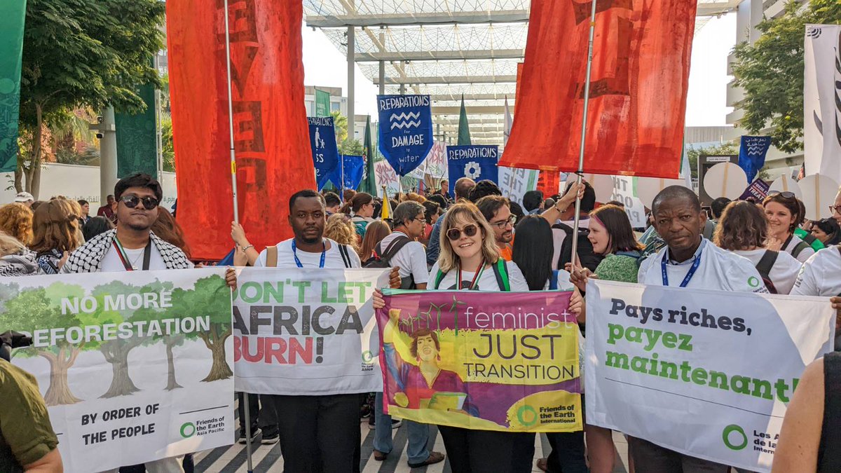 Journée mondiale d'action pour la justice climatique .

Les mouvements à la #COP28  marchent ensemble, en disant :
Pas de justice climatique sans droits humains !
Pas de justice climatique sans paix !
Cessez le feu à Gaza, MAINTENANT !

#Fight4ClimateJustice #COP28UAE