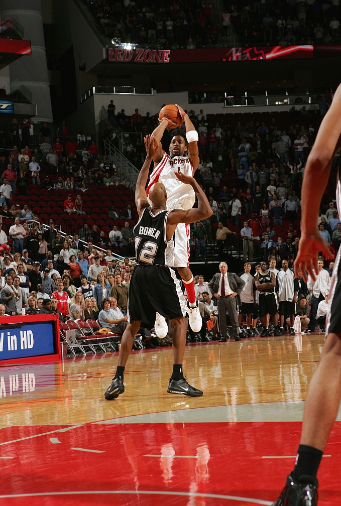 È il 9 dicembre 2004, al Toyota Center di Houston si gioca il derby texano tra Rockets e Spurs.
Mancano 35 secondi alla fine del match, il punteggio recita Houston-San Antonio 68-76.
Molta gente abbandona il palasport, la partita è ormai finita.
Tripla dal palleggio di McGrady,