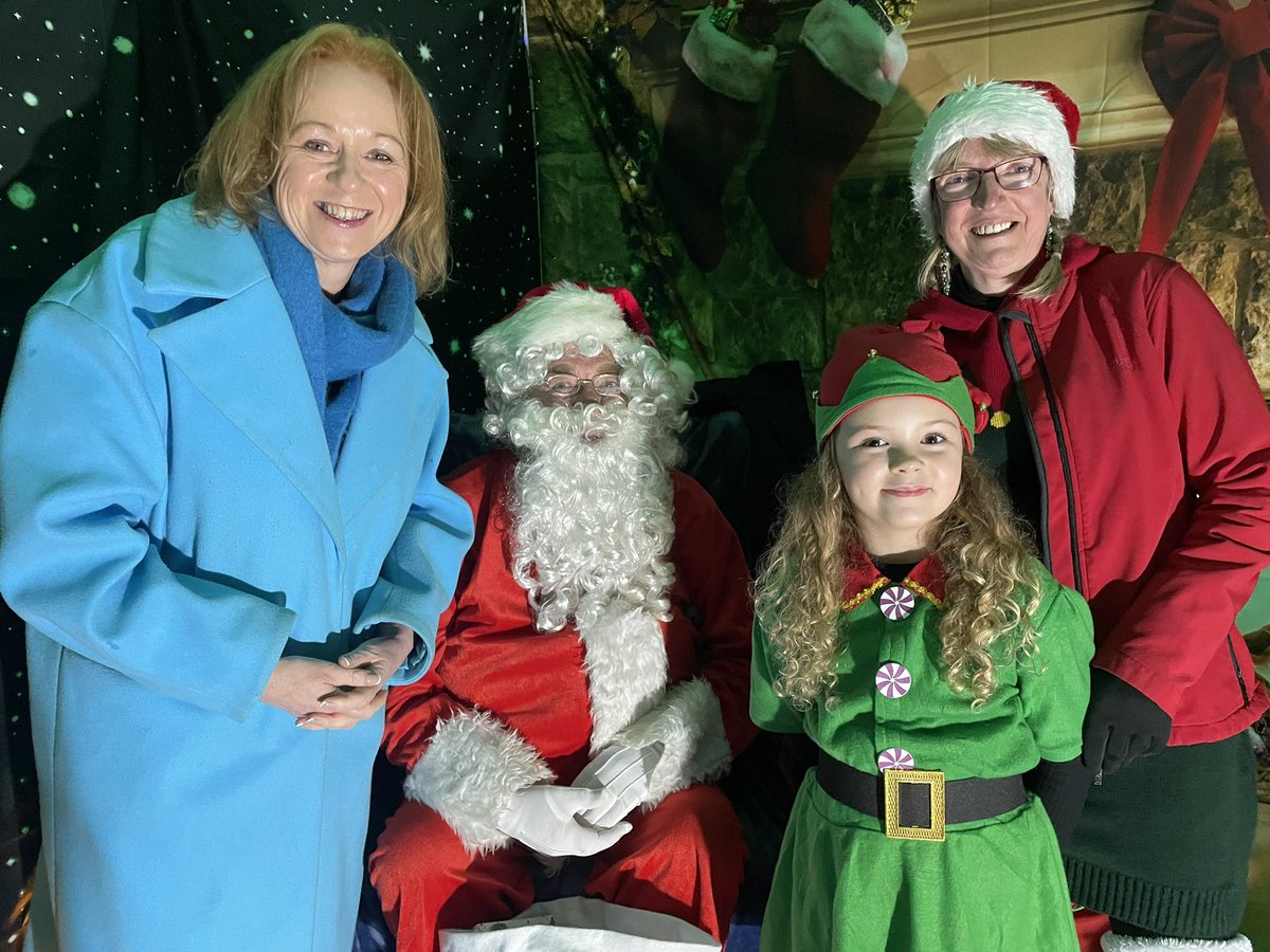 Great to see Santa and his lovely elves @Angela4Royds at Harold Park. Santa is here until 3pm today - don’t miss him! @HaroldPark15