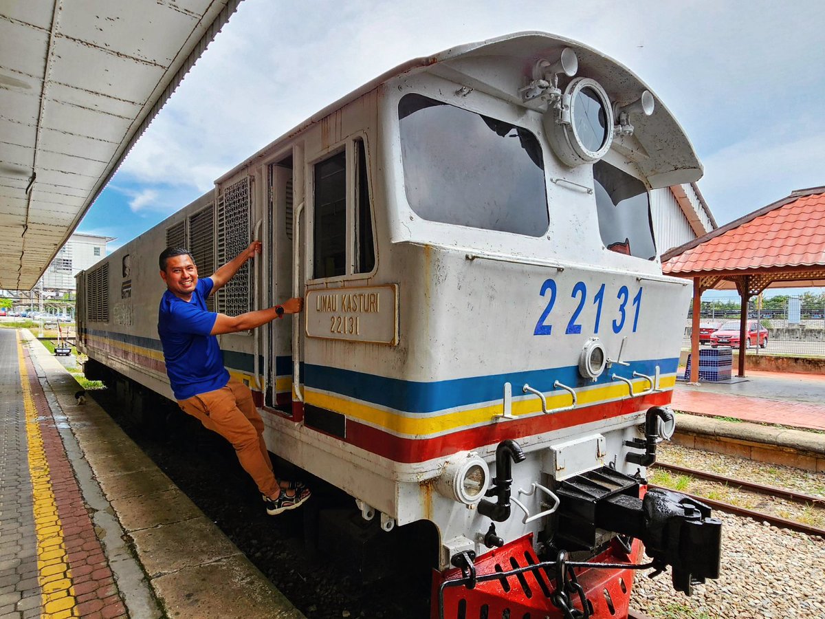 haffismusthafa's tweet photo. Singgah jap Muzium Kereta Api Gemas ni sambil panjat-panjat masuk dalam lokomotif. 😸 #KTMBerhad #Gemas #Tampin #NegeriSembilan 🇲🇾 https://t.co/JjbeGBNdvU
