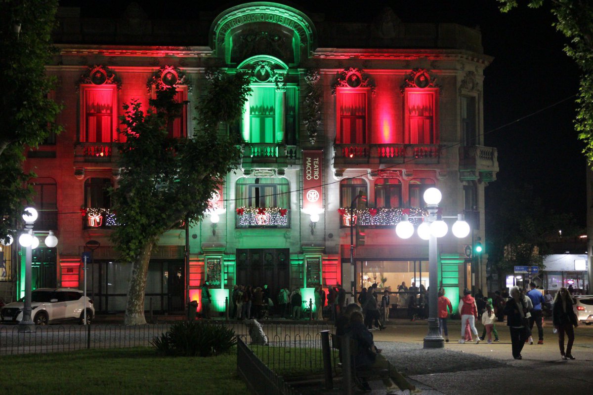 sanjosegobierno's tweet photo. Navidad en San José: iluminación de edificios del centro de la capital departamental y habilitación del árbol navideño en la Plaza de los Treinta y Tres. https://t.co/u3mrR0ggkz