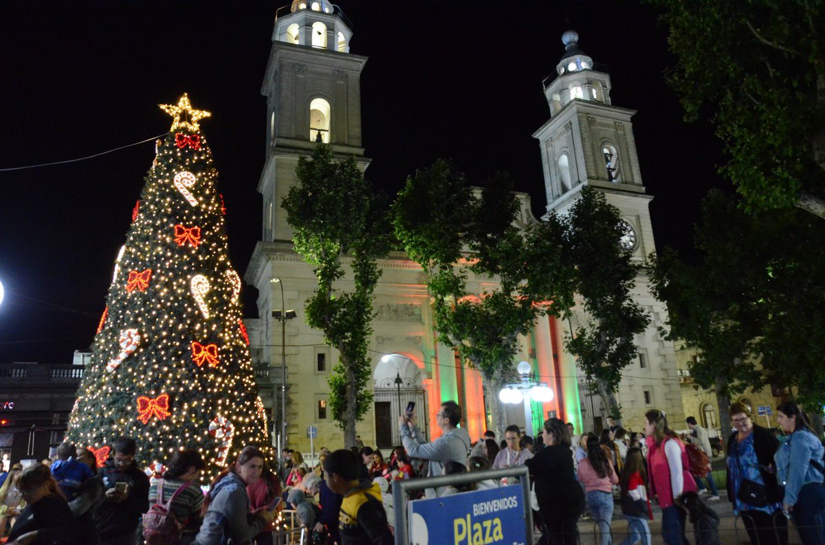Navidad en San José: iluminación de edificios del centro de la capital departamental y habilitación del árbol navideño en la Plaza de los Treinta y Tres.