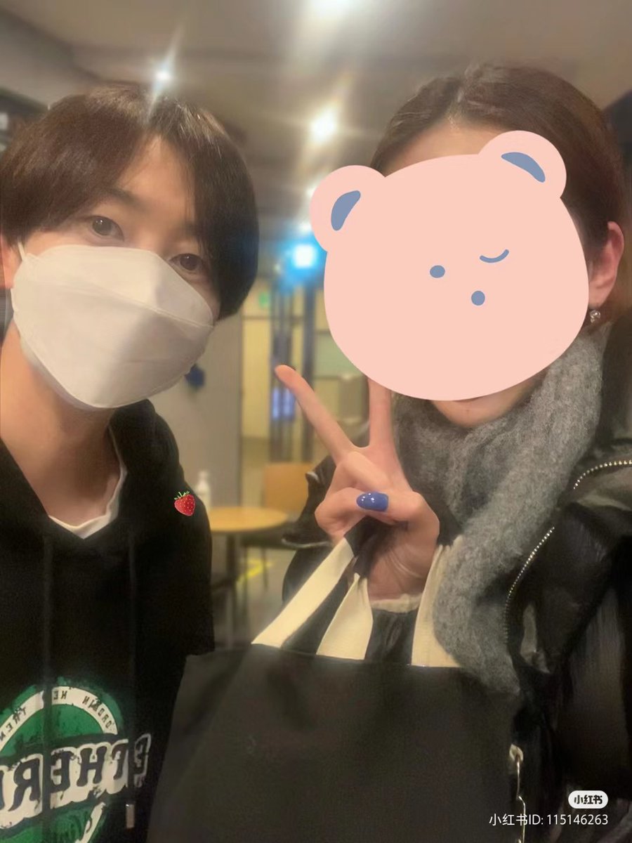 pyeehae's tweet photo. This ELF went to see Lee Dong Wook new movie Premier and even holding up a Lee Dong Wook banner, then she saw hyukjae walking over. Told hyukjae she's a fan and Hyuk OK to take a selca with her 🥺 so cute la

So hyukjae went to watch Lee Dong Wook new movie 🥹🥹

Cr  新姐new https://t.co/4dMx1Jhqia