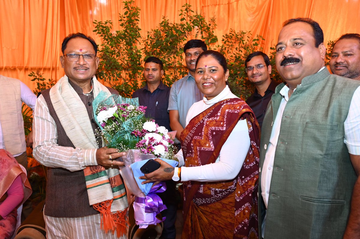 vishnudsai's tweet photo. आज रायपुर निवास में पत्थलगांव विधायक श्रीमती गोमती साय जी, जशपुर विधायक श्रीमती रायमुनि भ���त जी, पूर्व नेता प्रतिपक्ष श्री नारायण चंदेल जी, पार्टी उपाध्यक्ष श्री भूपेंद्र सवन्नी जी, प्रवक्ता श्री नीलू शर्मा ��ी से मुलाकात की। सभी को ऐतिहासिक जीत के साथ के लिए बधाई दी। https://t.co/RKyPJWX7Cs