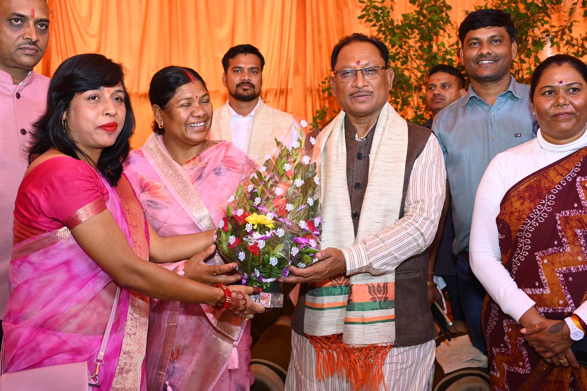 vishnudsai's tweet photo. आज रायपुर निवास में पत्थलगांव विधायक श्रीमती गोमती साय जी, जशपुर विधायक श्रीमती रायमुनि भ���त जी, पूर्व नेता प्रतिपक्ष श्री नारायण चंदेल जी, पार्टी उपाध्यक्ष श्री भूपेंद्र सवन्नी जी, प्रवक्ता श्री नीलू शर्मा ��ी से मुलाकात की। सभी को ऐतिहासिक जीत के साथ के लिए बधाई दी। https://t.co/RKyPJWX7Cs