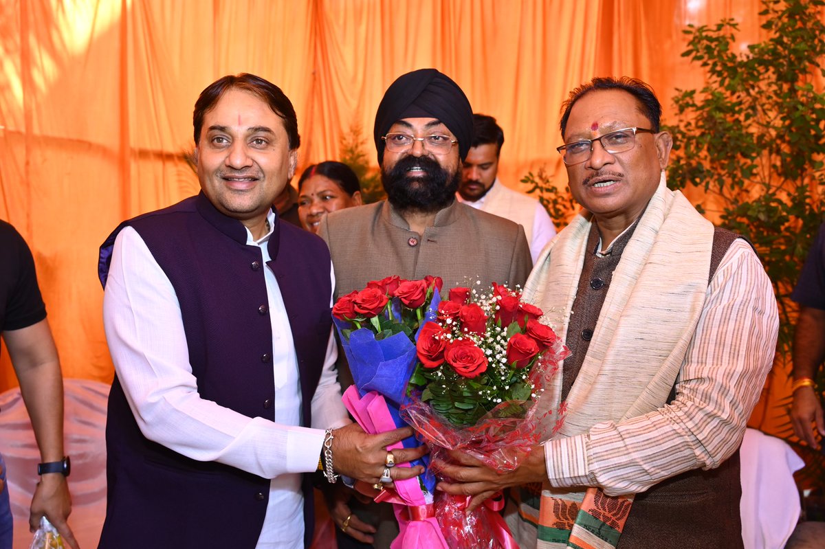 vishnudsai's tweet photo. आज रायपुर निवास में पत्थलगांव विधायक श्रीमती गोमती साय जी, जशपुर विधायक श्रीमती रायमुनि भ���त जी, पूर्व नेता प्रतिपक्ष श्री नारायण चंदेल जी, पार्टी उपाध्यक्ष श्री भूपेंद्र सवन्नी जी, प्रवक्ता श्री नीलू शर्मा ��ी से मुलाकात की। सभी को ऐतिहासिक जीत के साथ के लिए बधाई दी। https://t.co/RKyPJWX7Cs