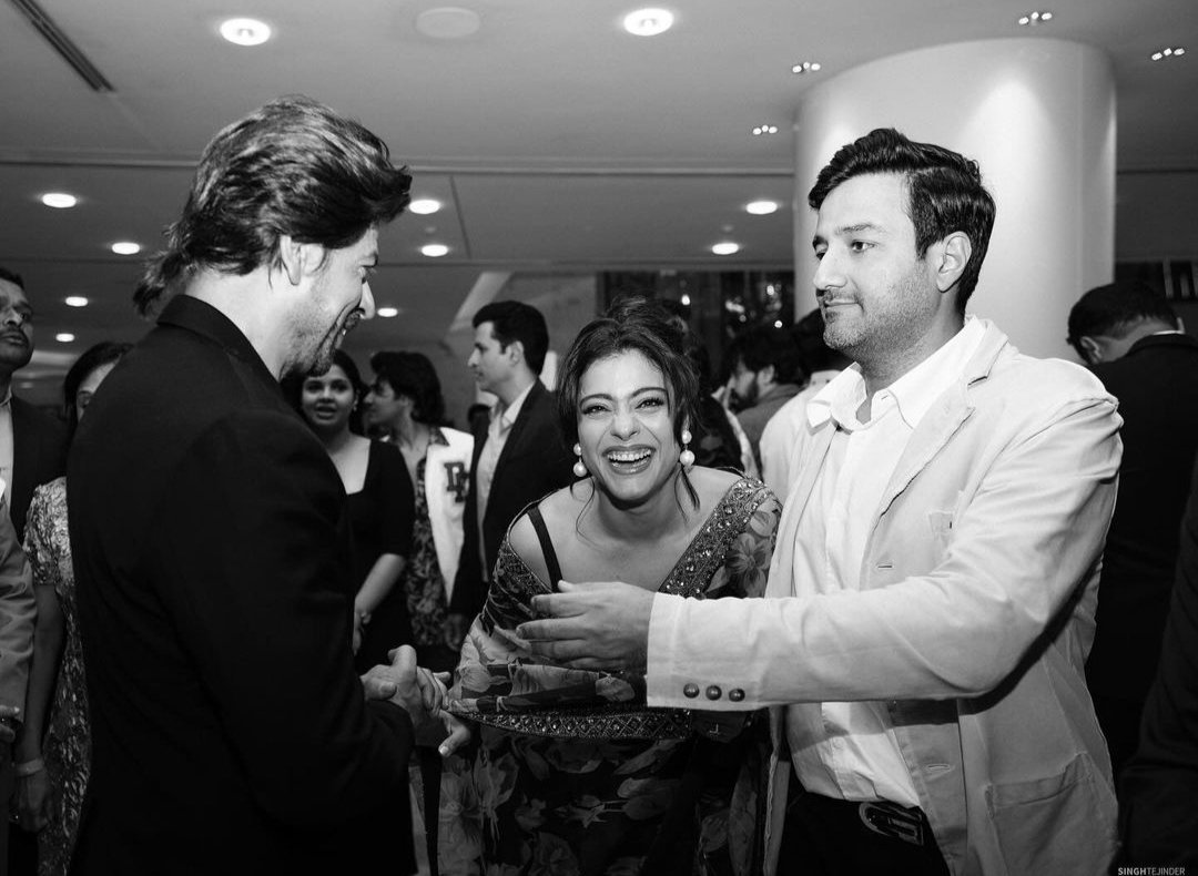 OfSrkajol's tweet photo. Shahrukh, Kajol and Siddharth Anand at the Archies premiere night #SRKajol https://t.co/N3mQShUj68
