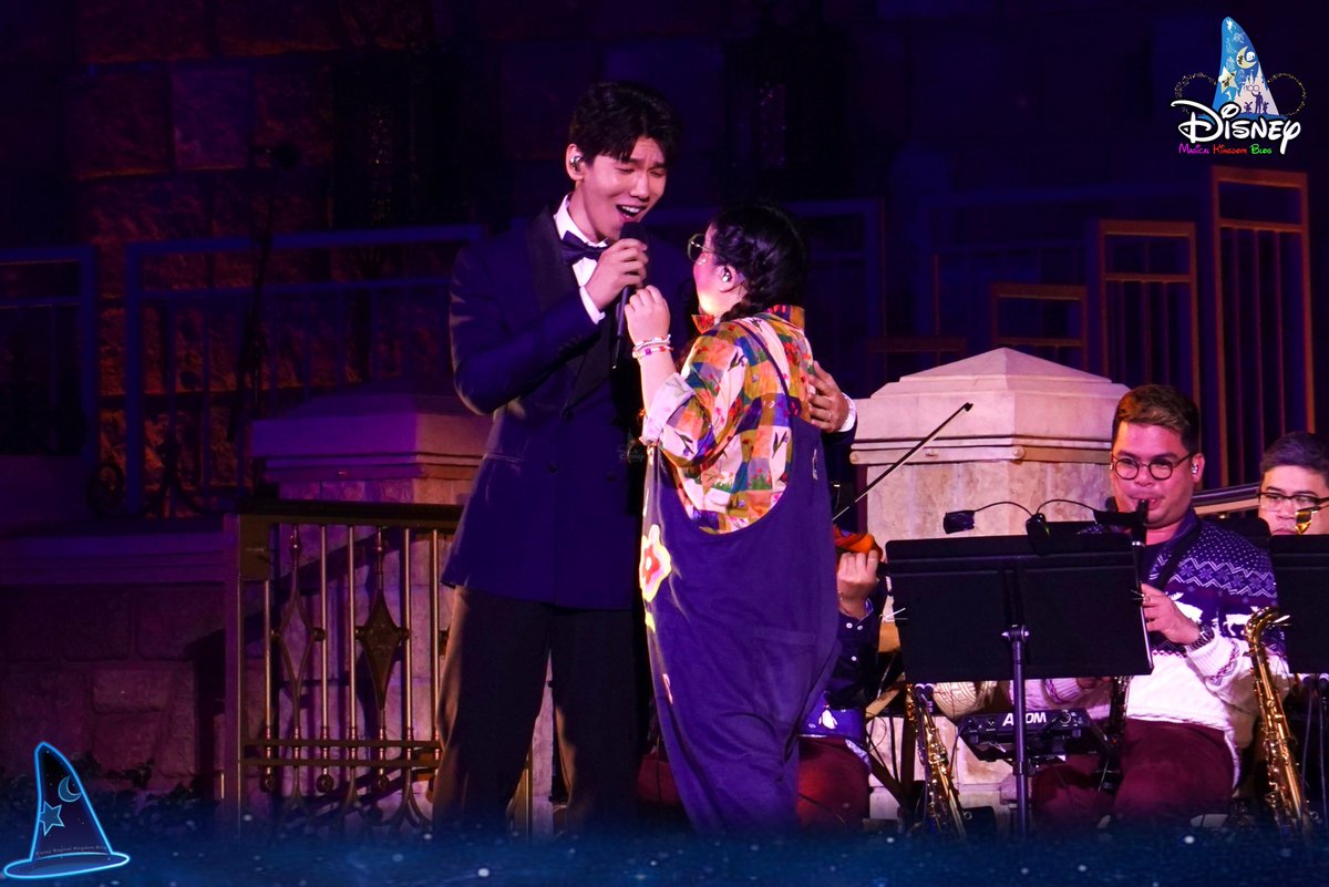 DMK_Blog's tweet photo. The third night of the “#DisneyChristmasLiveInConcert!” performance was completed successfully. 🎤 Local singer #PhilLam (#林奕匡) joined the performance as a guest performer tonight (December 9). Over 100 Hong Kong Children’s Choir members also performed on stage.
▶️ Stay tuned for the Full Show Video
#迪士尼聖誕音樂Live #Disney #迪士尼 #DisneyParks #HKDL #HongKongDisneyland #HKDisneyland #香港迪士尼樂園 #香港迪士尼 #ADisneyChristmas #DisneyFrozen #ディズニー #香港ディズニーランド #Christmas #Xmas #Concert #DisneyConcert #DisneyHK #CastleofMagicalDreams #奇妙夢想城堡