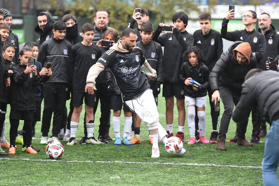 HaberKartali's tweet photo. Rabona, trivela... #RicardoQuaresma https://t.co/kE2nOJpLzW