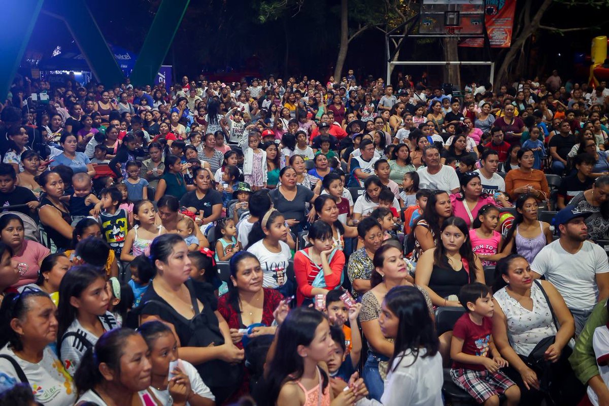 anapatyp's tweet photo. Con más de 3 mil cancunenses disfrutamos nuestra segunda posada navideña en el domo de la SM 260 donde compartimos el amor por nuestra ciudad y unirnos como cancunenses para construir la ciudad que todas y todos amamos 🤍
#SeguirTransformando https://t.co/mxt8CCIHB2