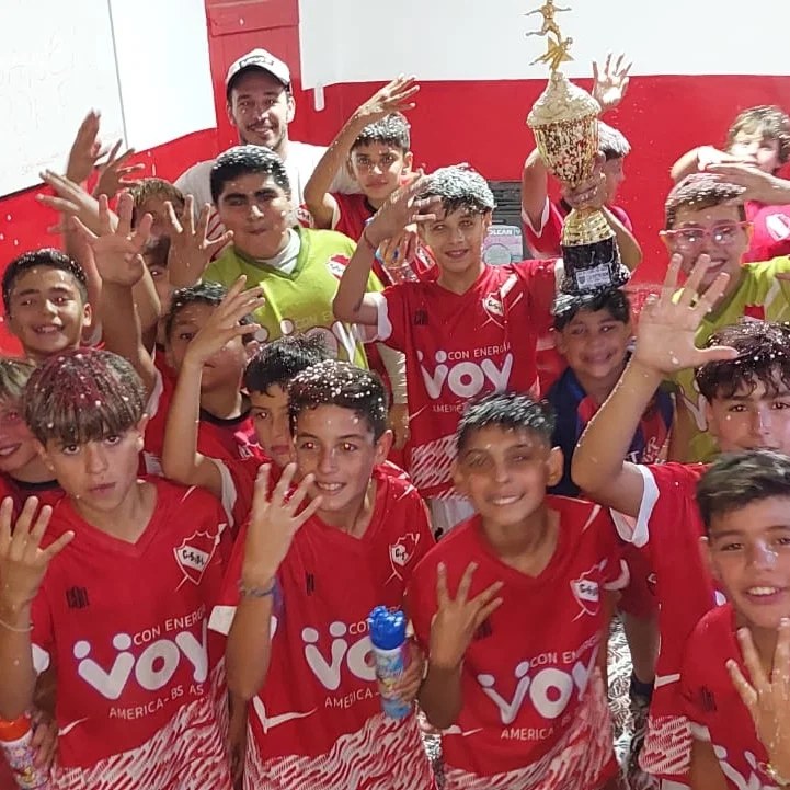 masternewsyvos's tweet photo. Independiente Campeón del Año en Octava División https://t.co/0lPvRBhKPw https://t.co/73s8Wm613f