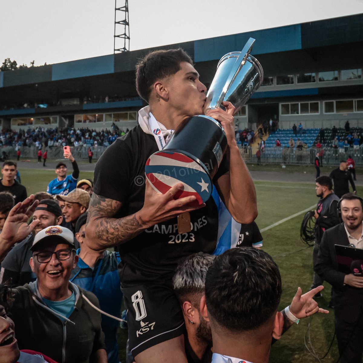 DeportivoGlobal's tweet photo. Gonzalo Montes se consagró CAMPEÓN de la Primera División de Chile, con Huachipato. 

El mediocampista uruguayo fue una de las figuras del campeonato, siendo decisivo para alzar este título. 

▪️Registró 11 G/A en 25 partidos. Muchos equipos irán por el, es buenísimo. https://t.co/5mvJgT1RiD