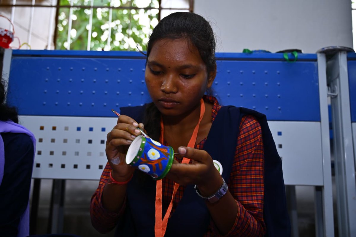 scstdevdept's tweet image. Learn With Fun. Tribal Students at Zonal #Sargiful 2023 Fest are making unique crafts from waste paper &amp;amp; discarded items exploring their creative mind &amp;amp; hands. Guided by the instructors, they are having a good time at the workshop. @CMO_Odisha @scstrti @TribalAffairsIn