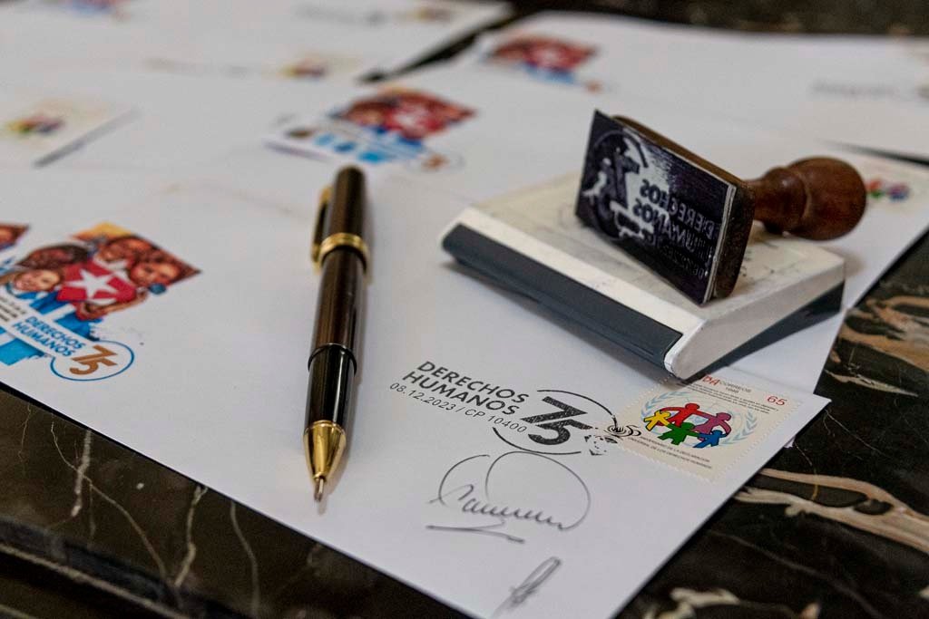 AylinAlvarezG's tweet photo. @CubaMINREX canceló un sello postal conmemorativo del aniversario 75 de la Declaración Universal de los Derechos Humanos, a celebrarse este domingo. #CubanosConDerechos @UJCdeCuba @DiazCanelB @DrRobertoMOjeda @JuventudRebelde https://t.co/7enxVucSb7