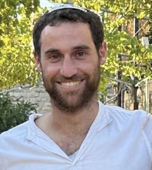 مقتل الجندي الإسرائيلي الذى ظهر في فيديو شهير يهدى ابنته في يوم ميلادها الثاني هدية تفجير مبنى في غزة
"هذا التفجير اهداء لأميرتي  إيلي"، انه الرائد إيال مئير بيركوفيتش (28 عامًا) مقاتل في الكتيبة 699 تشكيل حجي 551، فقد تم إعلان مقتله رسميا على أيدي المقاومة!