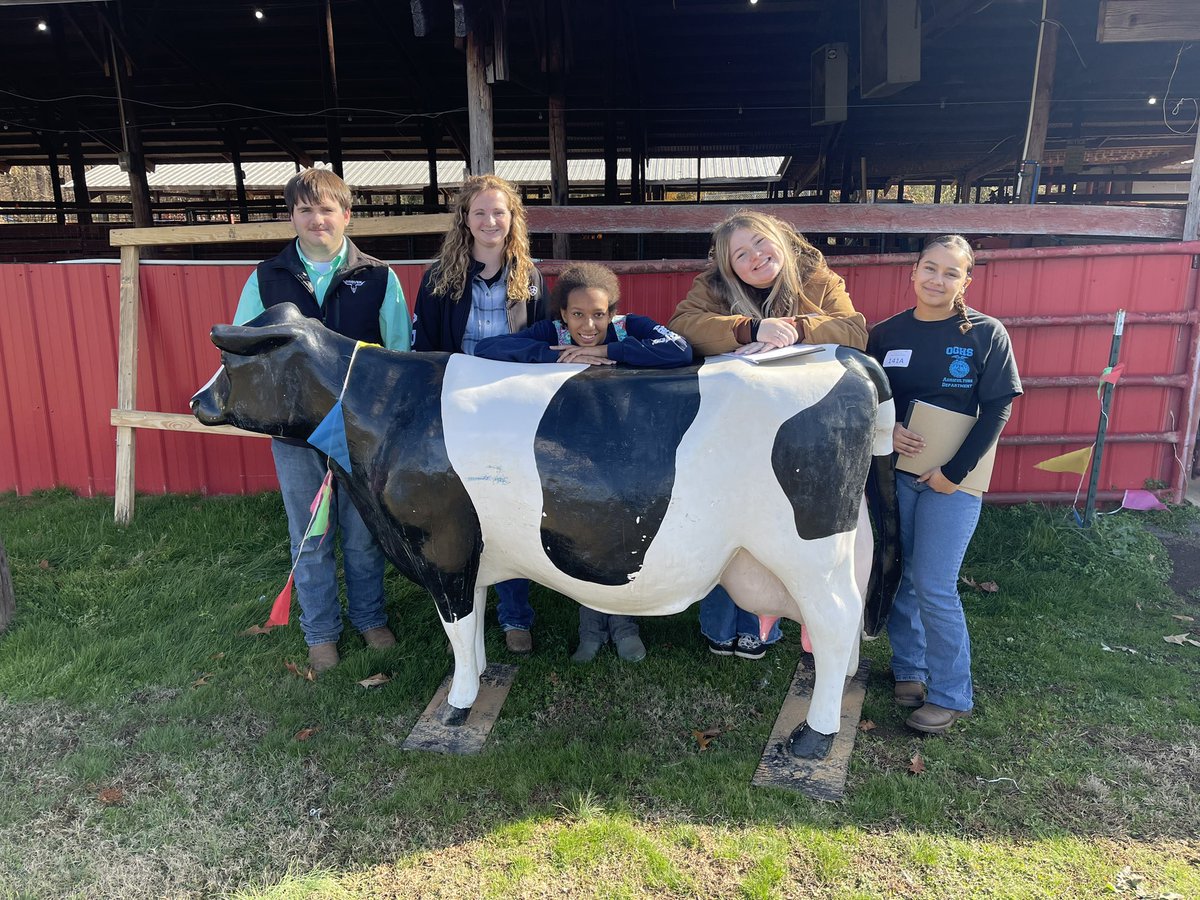 AgEd_With_SB's tweet photo. Livestock judging from earlier in the week! So proud of these kiddos and the work they put into preparing for events like this! 🐐🐂🐮🐷🐑👍🏼 https://t.co/mFvGrpf1B6