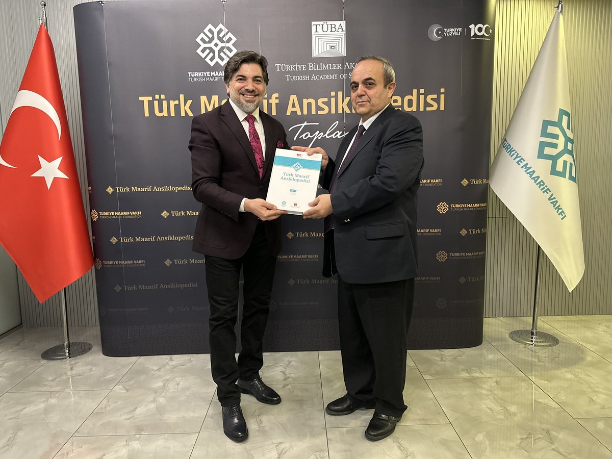abdullahaydndmr's tweet photo. #TürkMaarifAnsiklopedisi yayında!

3 yıldır özveri ile hazırlanan ve “Maarif”e dair başucu niteliğindeki eserin tasarımını gerçekleştirmekten onur duyuyorum.

Bilimsel bir kaynak olarak kalıcı bir eser. Emeği geçenlere müteşekkiriz.

@TMaarifVakfi 

https://t.co/VIcmTsIPnt https://t.co/LDBiZ5Qknu