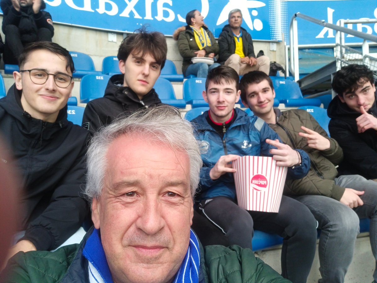 Juanjo16863389's tweet photo. De 4° ESO a 2° Bachillerato... Cué buenos momentos pasé en #Urkide con esta gente! https://t.co/UHQ9InrxUf