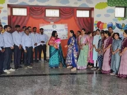 prernawarpudkr's tweet photo. ✨ Star Education Award 2023 चा सन्मान मिळवल्याबद्दल Royal Cliff World School, Manwat च्या Principal सौ.अर्चना शुक्ला मॅडम यांचे मनापासून अभिनंदन! https://t.co/9GdJSQOtAb