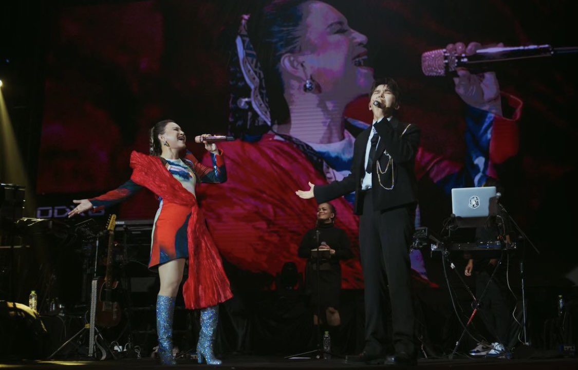 Ryeonggunara's tweet photo. Concierto “Another Journey” de Rossa en Indonesia con su invitado #RYEOWOOK ~
Fanpics: haewookfocus
#RYEOSSA #RYEOWOOKXROSSA #RYEOWOOK #려욱 #령구 #령구나라 https://t.co/xBJdvXDeLn