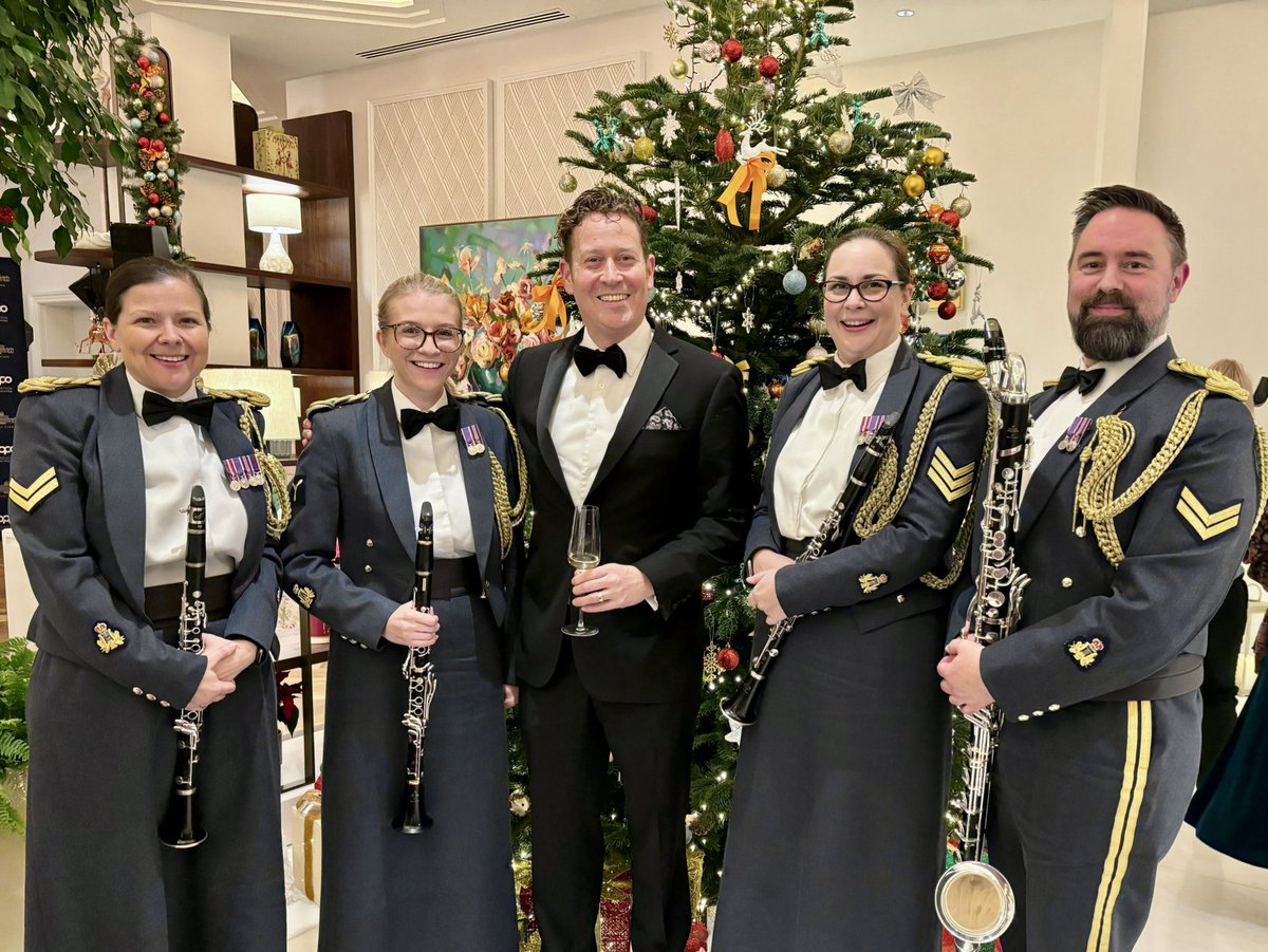 RAFMusic's tweet photo. The #ClarinetQuartet of the Band of the #RoyalAirForce #Regiment was proud to support the the @OppOFoundation #WinterSolstice #MilitaryAwards at #StokePark.

#NigelBoyle from @BBCOne’s @Line_of_duty stopped for a photo too! 📸

#RAFMusic 🎺✈️🥁

#NoOrdinaryJob #RAF #NoOrdinaryGig https://t.co/pCV827l6ck